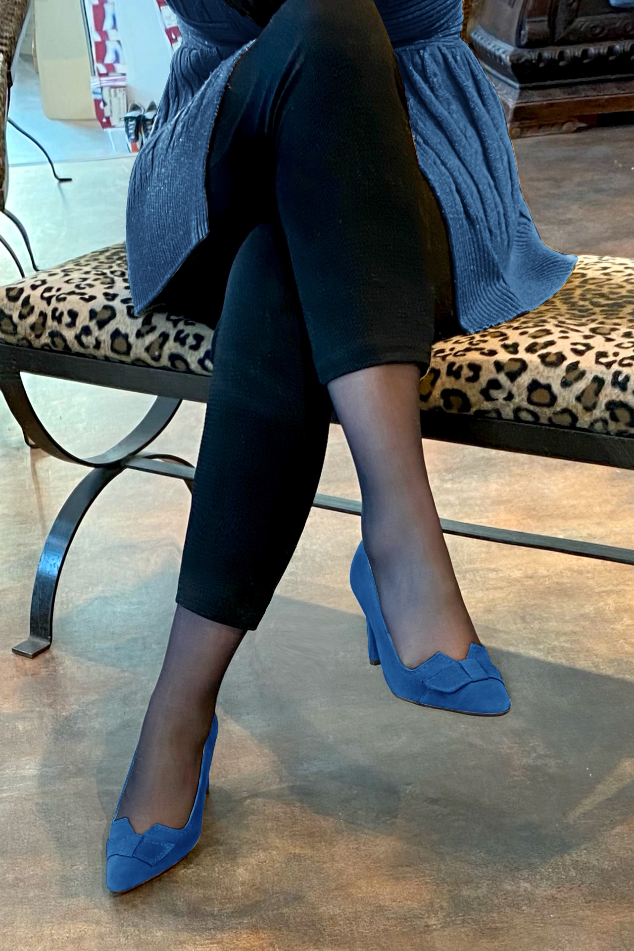 Electric blue women's dress pumps, with a knot on the front. Tapered toe. High kitten heels. Worn view - Florence KOOIJMAN